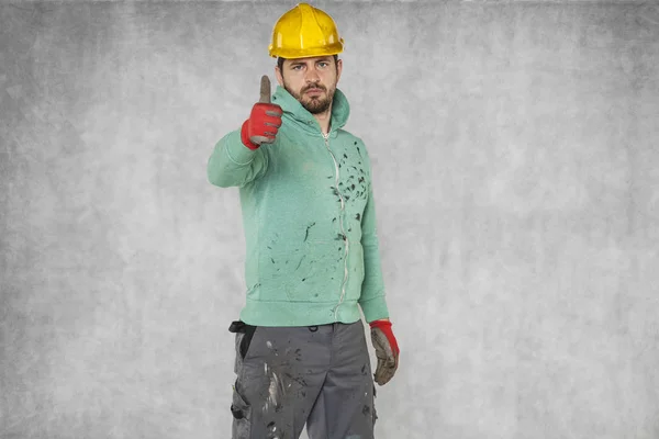 Tummen upp från arbetaren, skyddskläder och hjälm — Stockfoto