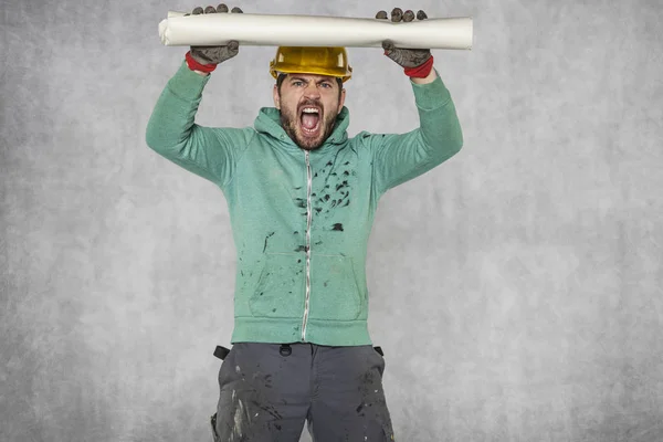 El trabajador quiere destruir los planes de construcción —  Fotos de Stock