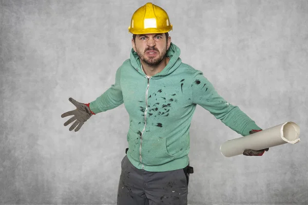 Naštvaný dělník stavební plány — Stock fotografie