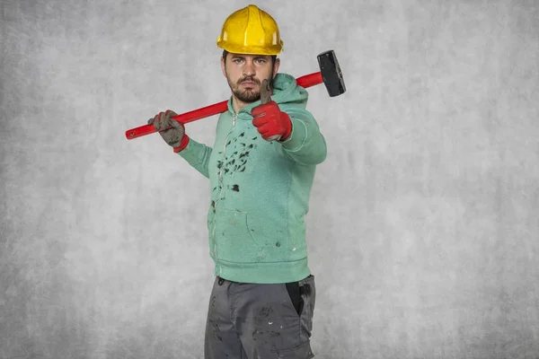 Gelukkig werknemer met een hamer op zijn schouder — Stockfoto