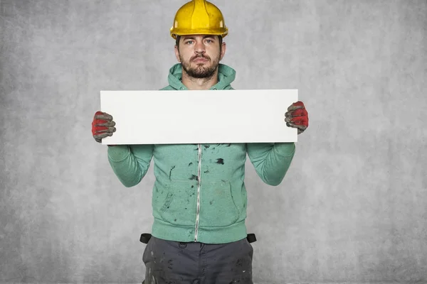 O trabalhador tem um quadro em branco — Fotografia de Stock