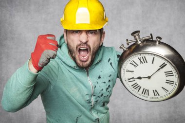 İşçi öfkeyle saati gösterir
