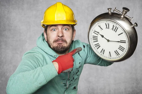 El trabajador infeliz señala el reloj — Foto de Stock