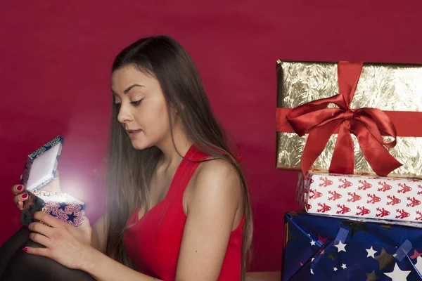 Jovem bela mulher segurando um presente mágico — Fotografia de Stock