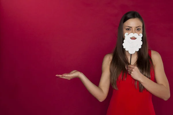 Jovem mulher bonita com barba artificial, espaço de cópia ao lado de — Fotografia de Stock