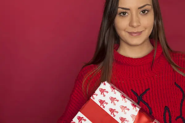 Uśmiechający się piękną, młodą kobietę trzyma prezent na Boże Narodzenie, skopiuj spa — Zdjęcie stockowe