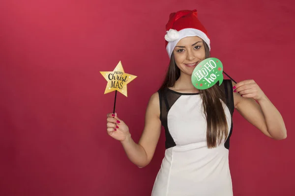 Natal, mulher segurando um cartão com inscrições — Fotografia de Stock