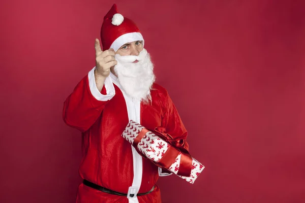 Santa Claus is het bedrijf van een gift en bedreigend zijn vinger — Stockfoto