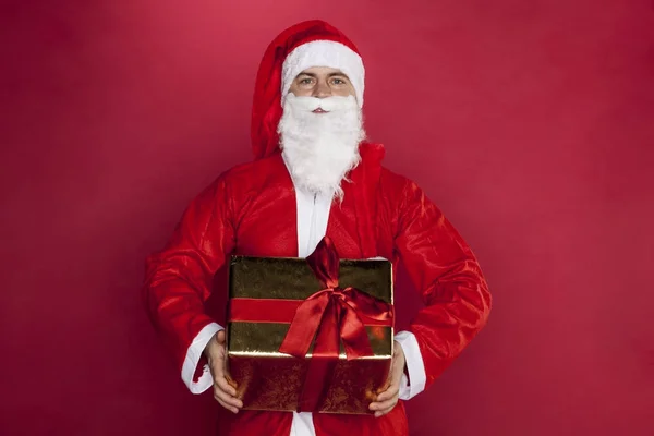 Papá Noel guarda un regalo maravillosamente envuelto — Foto de Stock