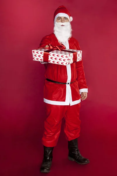 Santa Claus geeft een mooi cadeau — Stockfoto