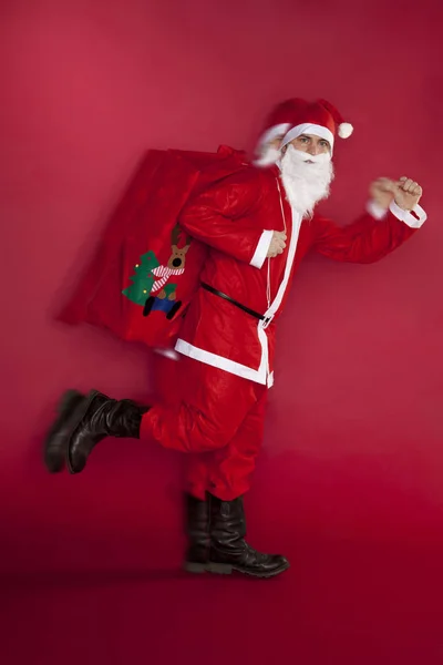 Papá Noel tiene prisa por entregar regalos. — Foto de Stock