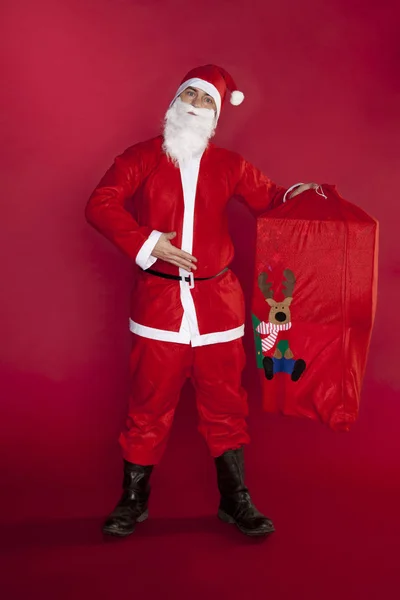 Santa Claus blijkt certificaat en cadeauzakje — Stockfoto