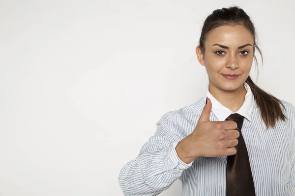 Polegar para cima de uma mulher de negócios, recomendando um anúncio — Fotografia de Stock