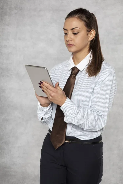 Mujer de negocios está trabajando en un dispositivo inalámbrico moderno —  Fotos de Stock