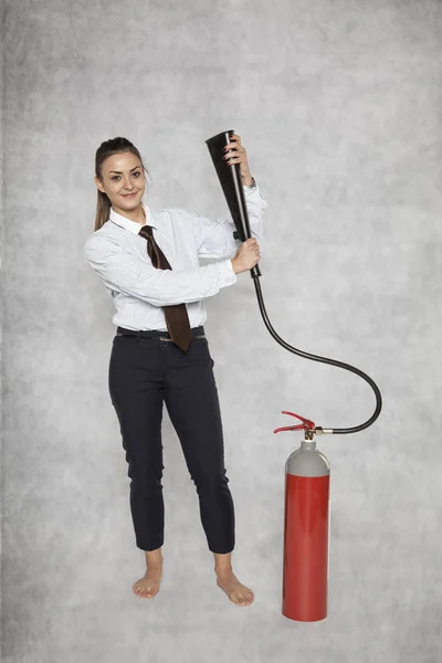 Zakenvrouw bedrijf brandblussers, superheld — Stockfoto