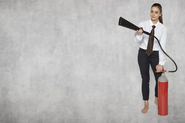 Copy space next to the businesswoman which holds fire extinguish — Stock fotografie