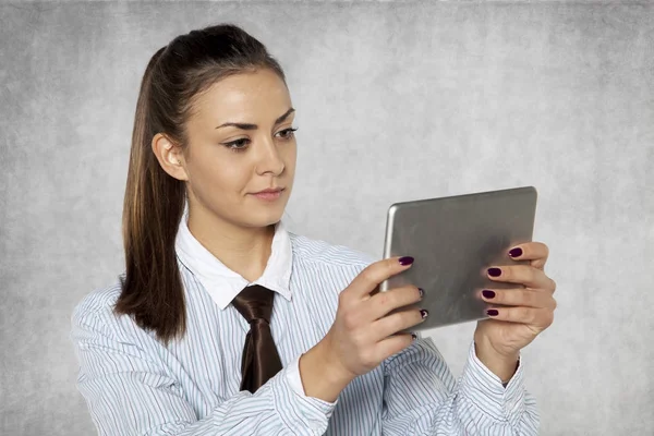 Mujer de negocios lee tranquilamente la información en Internet en él — Foto de Stock