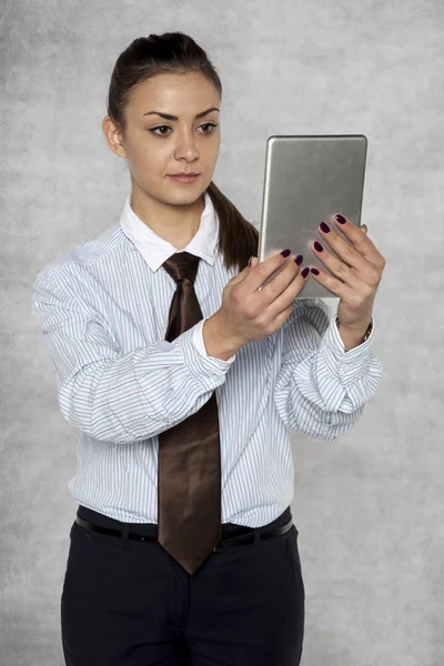 Mujer de negocios lee tranquilamente la información en Internet en él — Foto de Stock