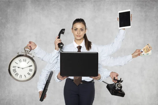 Moderne Geschäftsfrau ersetzt mehrere Personen auf einmal — Stockfoto