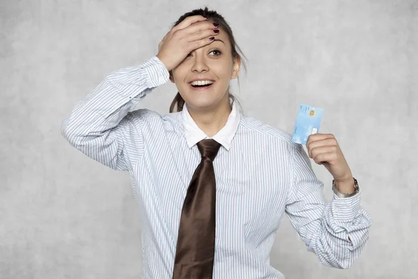 Sorprendida empresaria sin límite en la tarjeta — Foto de Stock