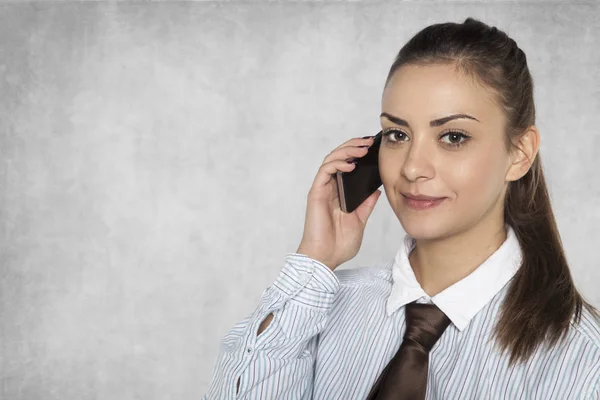 Donna d'affari sta negoziando su un telefono cellulare — Foto Stock