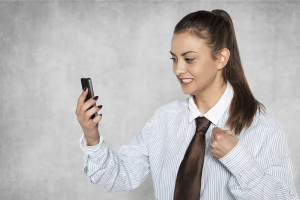 Affärskvinna kan inte använda telefontjänsten — Stockfoto