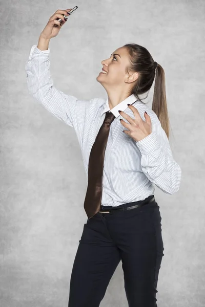 Affärskvinna är arg på avsaknaden av en telefon-nätverk — Stockfoto