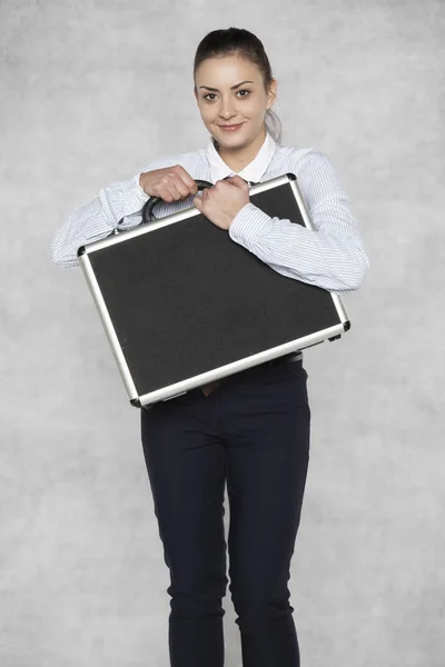 Femme d'affaires tient une valise avec des données confidentielles — Photo