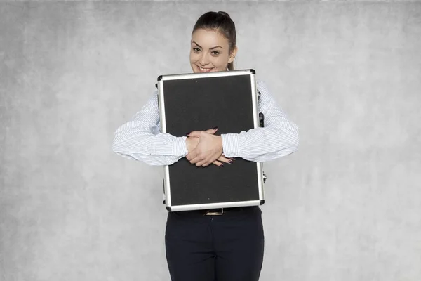 Empresaria aprieta una maleta con una documentación de la empresa —  Fotos de Stock