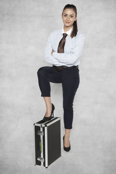 Busiensswoman is holding her leg on her suitcase — Stock Photo, Image