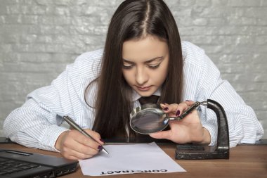 iş kadını sözleşmeyi dikkatle okuyor