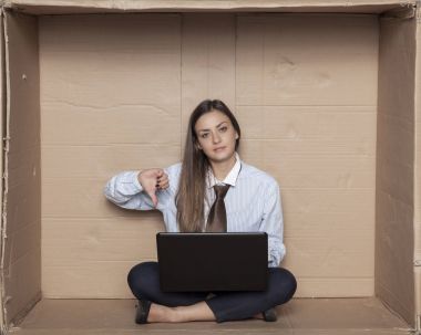 bir iş kadını için bir borsa döviz üzerinden aşağı parmak