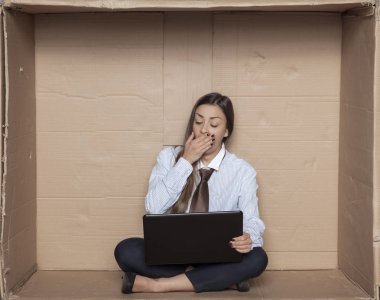 iş kadını yawns aşırı iş yükü, işyerinde fazla mesai çok düşük