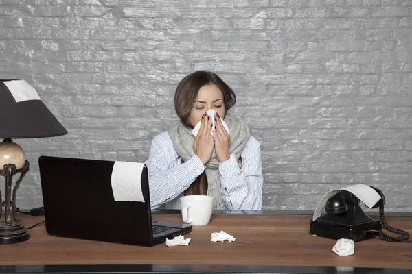 Kranke Geschäftsfrau widmet ihre Gesundheit der Arbeit — Stockfoto