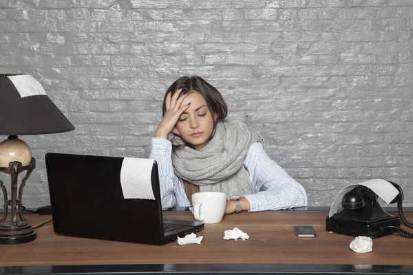 Eine kranke Geschäftsfrau kann sich nicht auf die Arbeit konzentrieren — Stockfoto