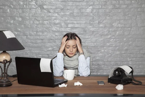 Eine kranke Geschäftsfrau hat Kopfschmerzen durch eine Erkältung — Stockfoto