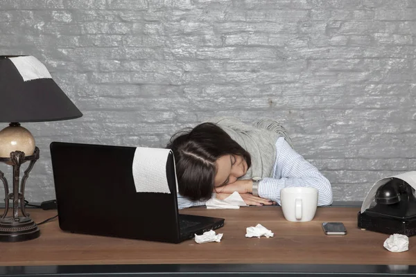 生病的商业妇女在办公桌上睡着了疲惫 — 图库照片