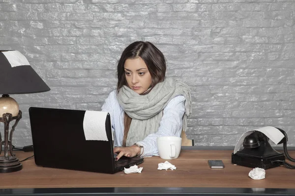 Donna d'affari malata sta lavorando duramente sul computer — Foto Stock