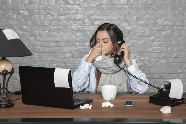 Mujer de negocios enferma trabajando duro en la oficina — Foto de Stock