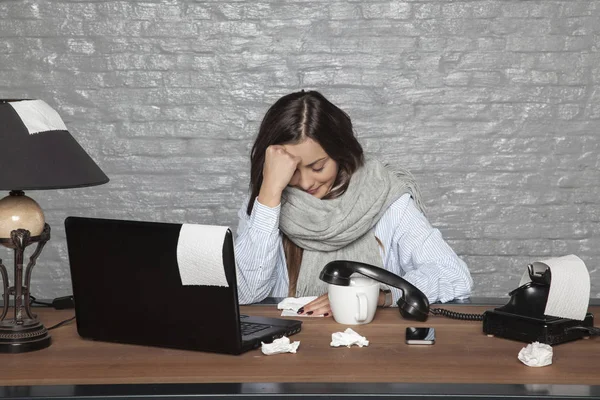 Een zieke zakenvrouw is niet in staat om te werken — Stockfoto