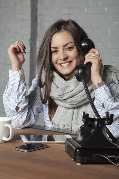 Mujer de negocios enferma está chismeando por teléfono —  Fotos de Stock