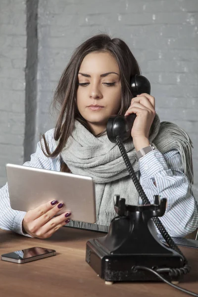 Zieke zakenvrouw iets op de tablet is kijken en praten — Stockfoto