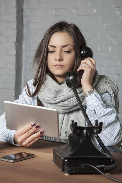 Malata donna d'affari sta guardando qualcosa sul tablet e parlare — Foto Stock