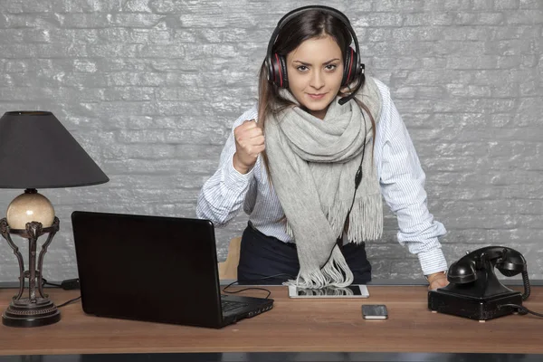 Business woman is an e-sport player, threatens to fist — Stock Photo, Image
