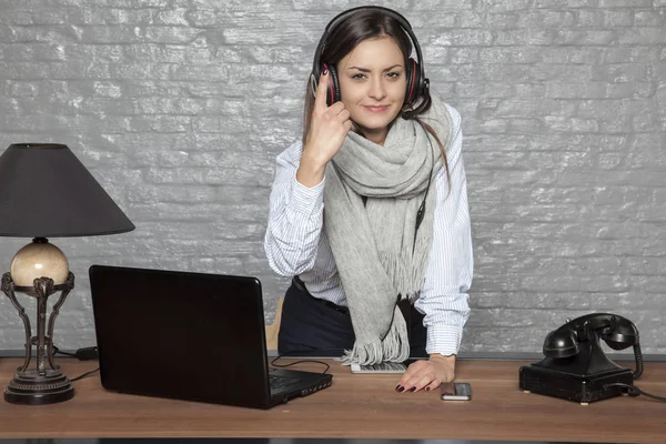 Business woman is an e-sport player, warns with your finger — Stock Photo, Image