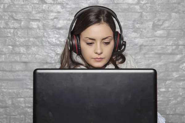 Portrait of a female professional player plays on the computer, — Stock Photo, Image