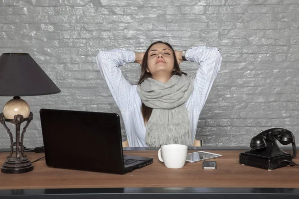 疲倦的商业妇女在办公室休息 — 图库照片