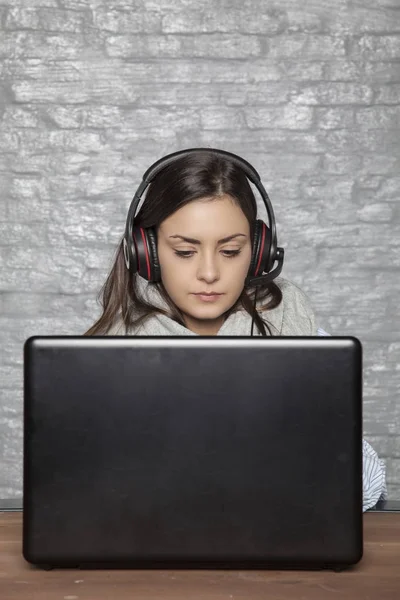 Γυναίκα επαγγελματίας παίκτης παίζει στον υπολογιστή — Φωτογραφία Αρχείου
