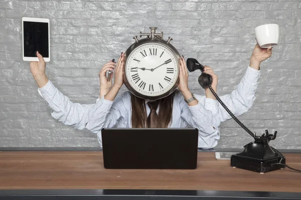 El tiempo es negocio, mujer de negocios multitarea — Foto de Stock