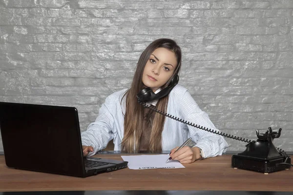 Telephone conversation and signing documents at the same time — Stock Photo, Image